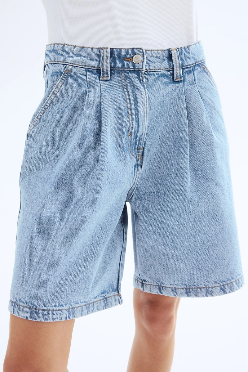 Short en denim à plis devant