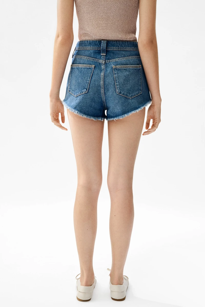 Short frangé en denim