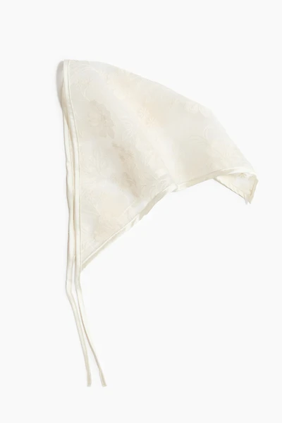 Fichu de tête brodé
