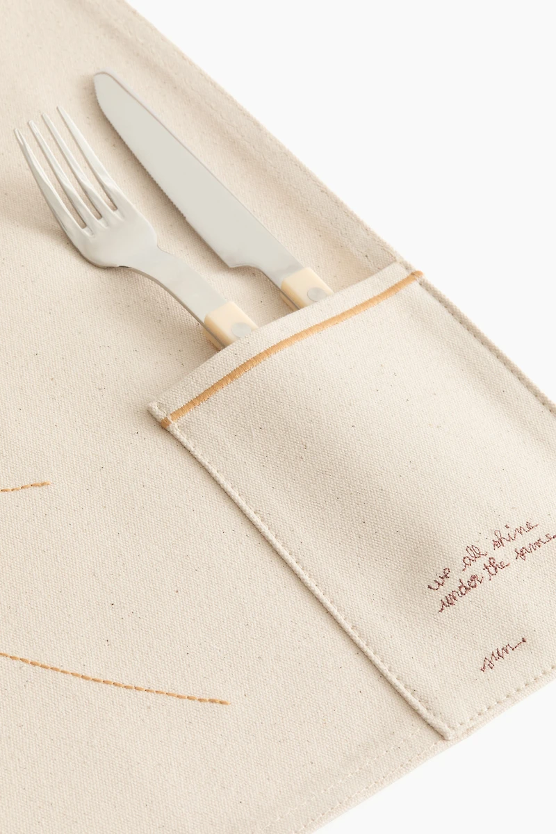 2-pack embroidery-detail place mats