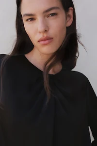 Blouse en satin avec détail plissé