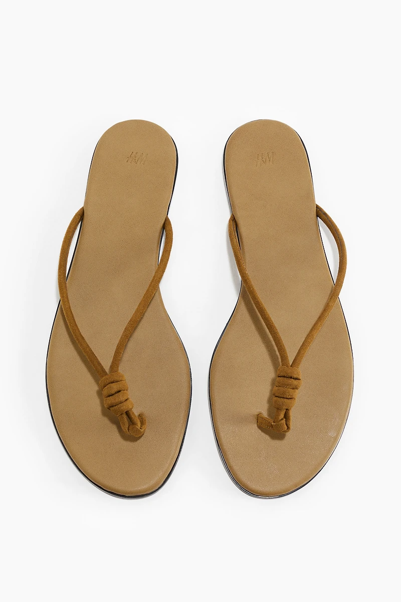 Sandales plates avec détail noué