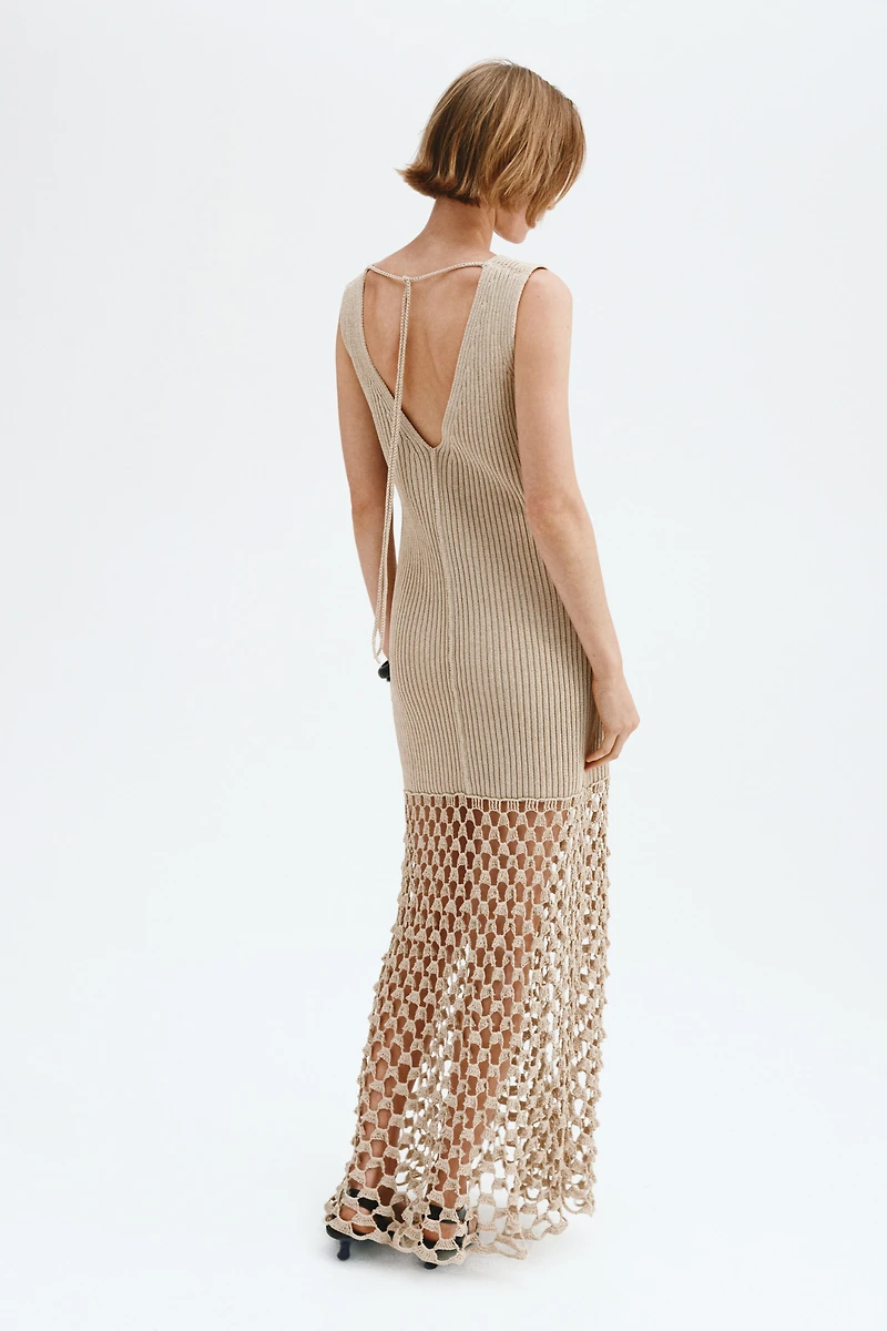 Robe en tricot côtelé avec liens à nouer