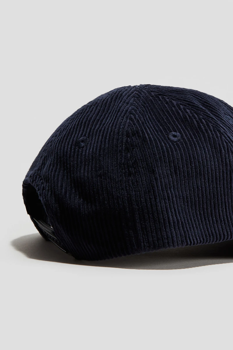 Casquette en velours côtelé avec détail brodé