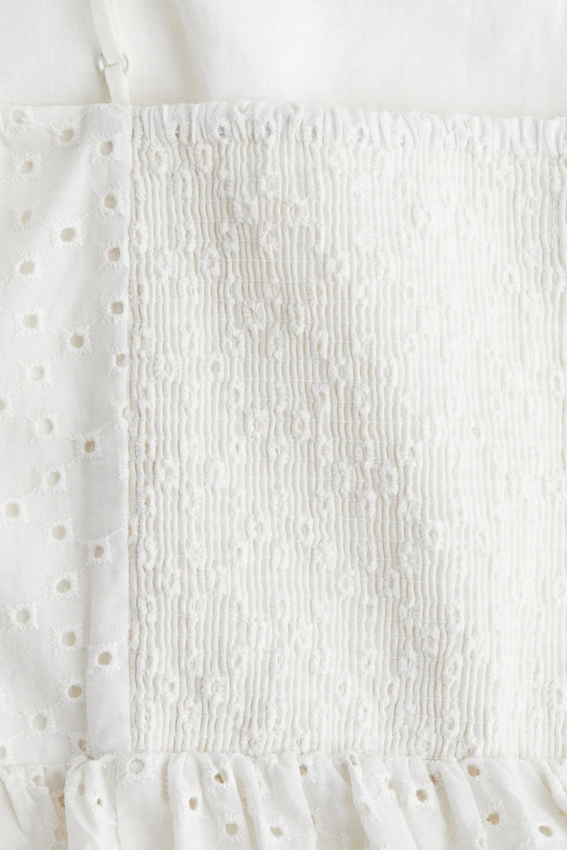 Robe à bretelles fines en broderie anglaise