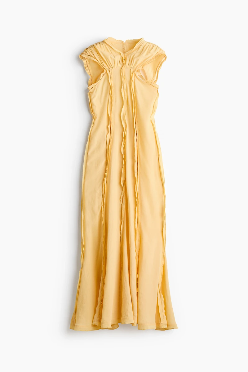 Robe plissée avec dos ouvert