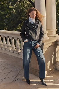 Jean tonneau en haut de la cheville