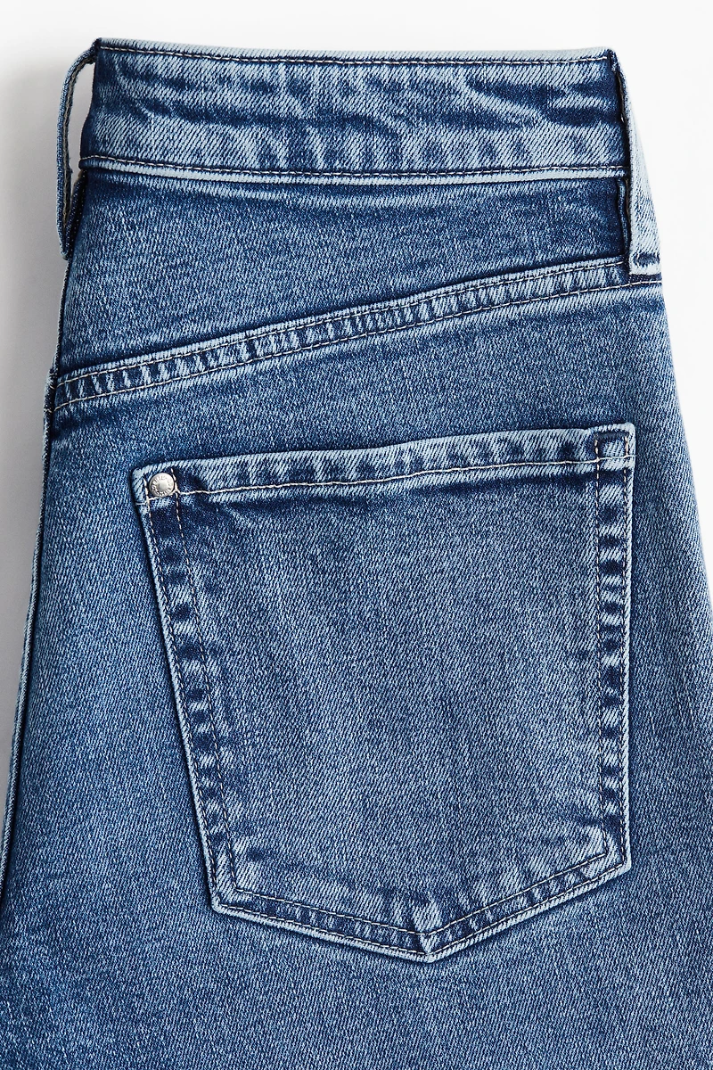 Jean ajusté jambes étroite en haut de la cheville