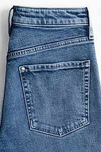 Jean ajusté jambes étroite en haut de la cheville