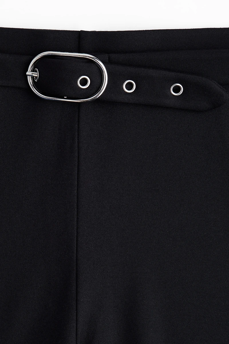 Pantalon évasé avec détail de ceinture