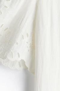 Robe avec broderie anglaise