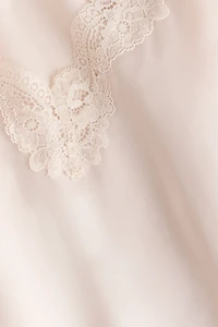 Nuisette en satin avec dentelle