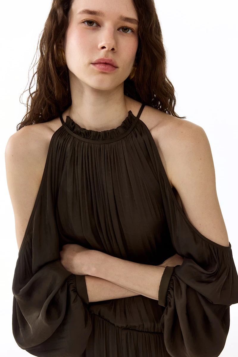 Combi-pantalon en satin avec épaules dénudées