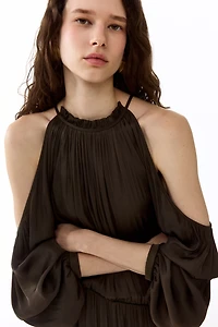 Combi-pantalon en satin avec épaules dénudées