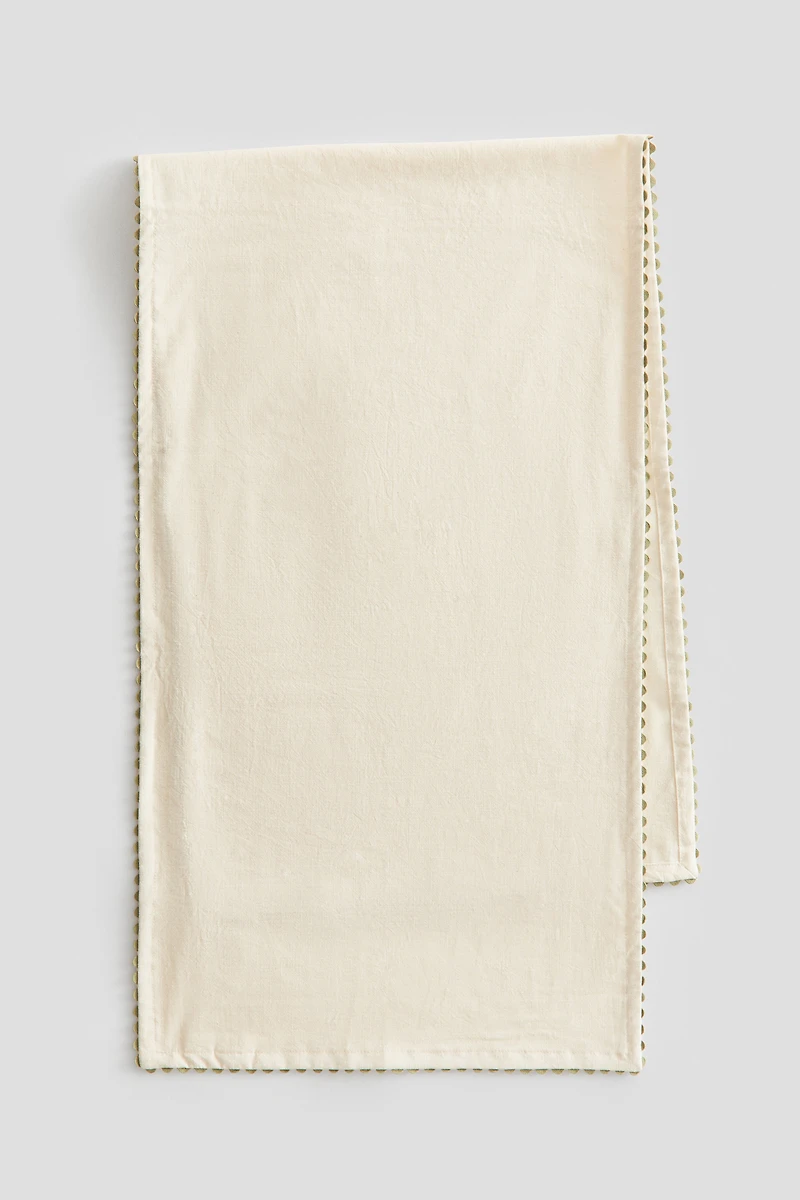 Scalloped-Edge Table Runner
