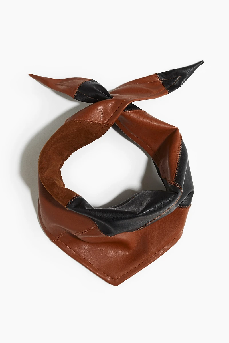 Foulard triangulaire en tissu enduit