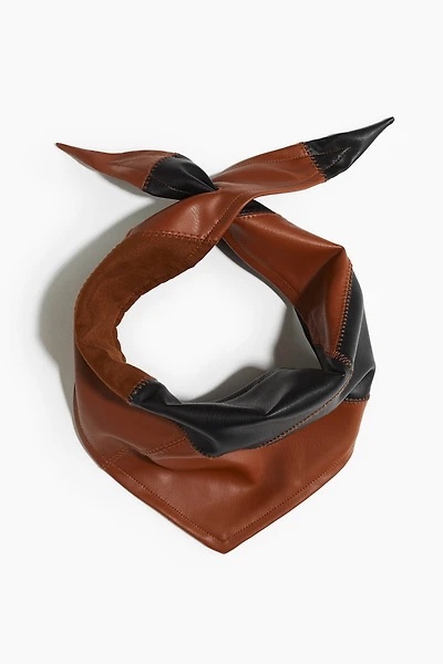 Foulard triangulaire en tissu enduit