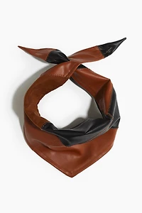 Foulard triangulaire en tissu enduit