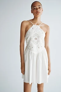 Robe évasée avec broderie anglaise