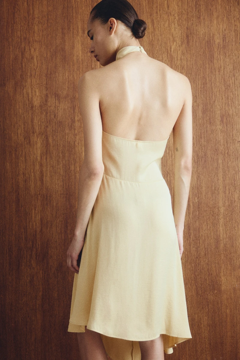 Robe dos nu asymétrique