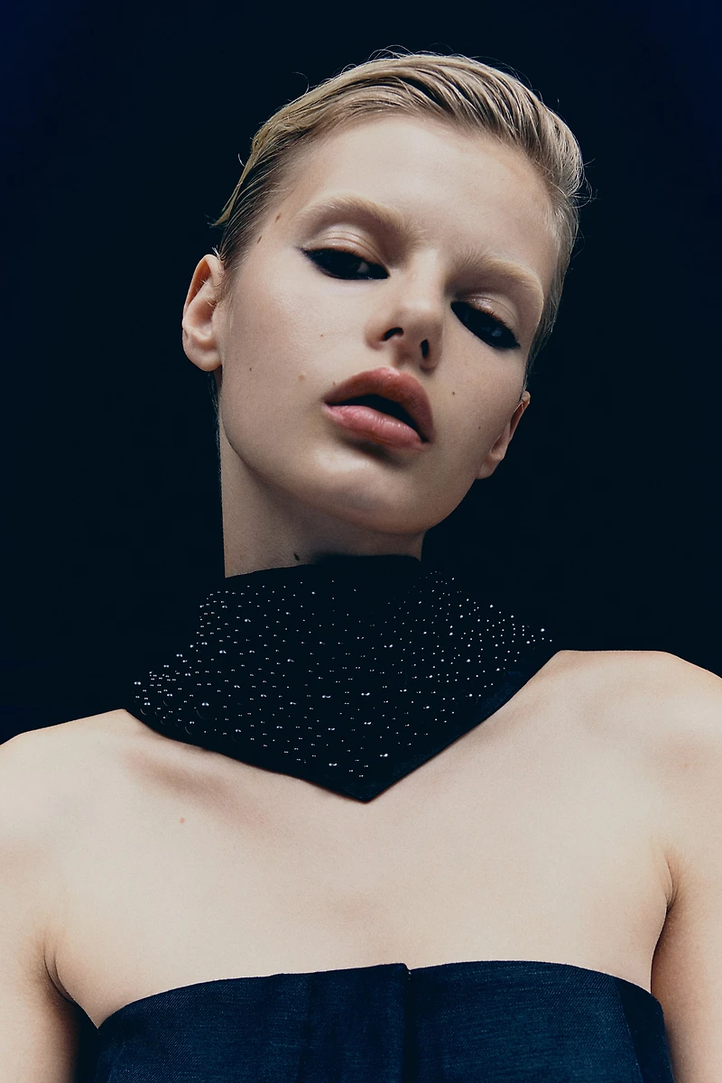 Foulard en satin orné de perles fantaisie