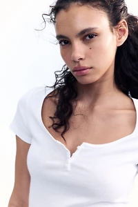 T-shirt avec encolure dégagée à boutons