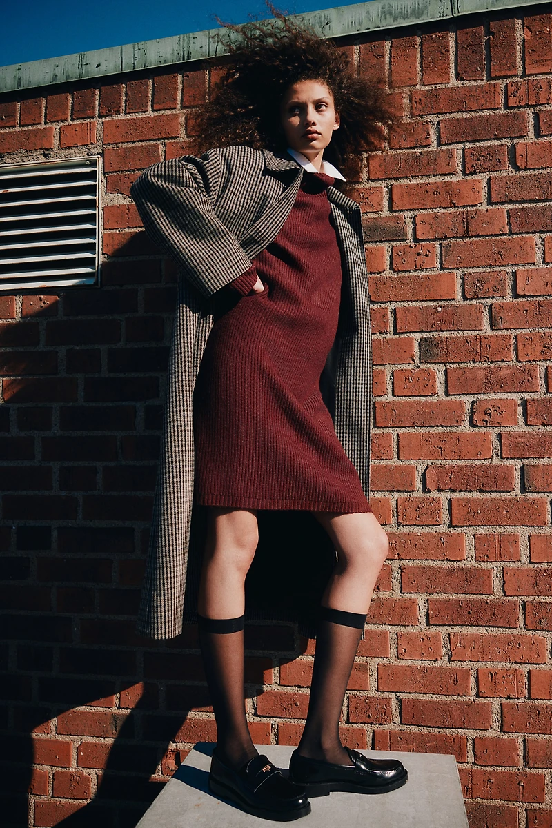 Robe en tricot côtelé avec col cheminée