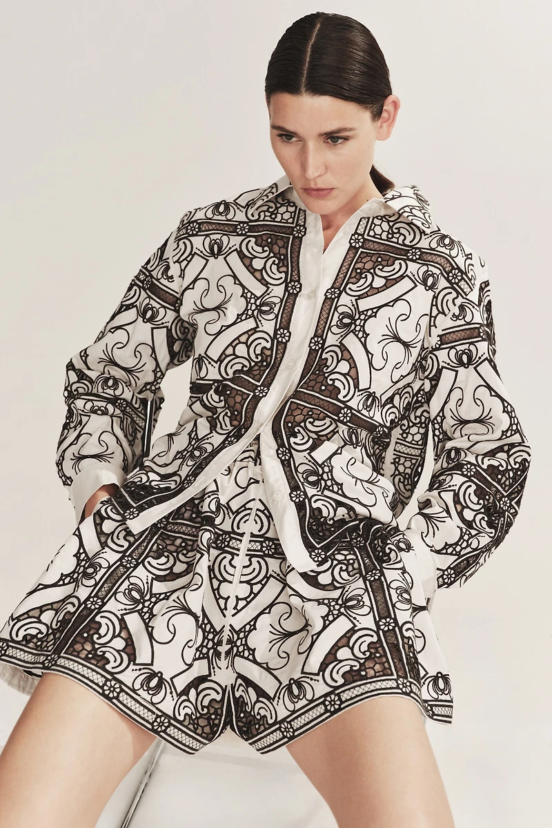 Veste avec broderie anglaise