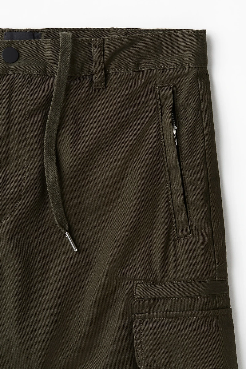 Pantalon cargo classique en sergé