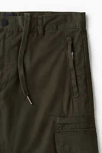 Pantalon cargo classique en sergé
