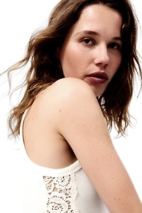 Camisole côtelée avec dentelle