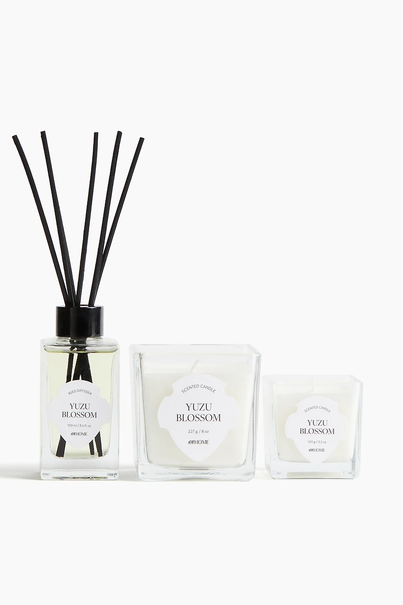 Petite bougie parfumée dans un pot en verre