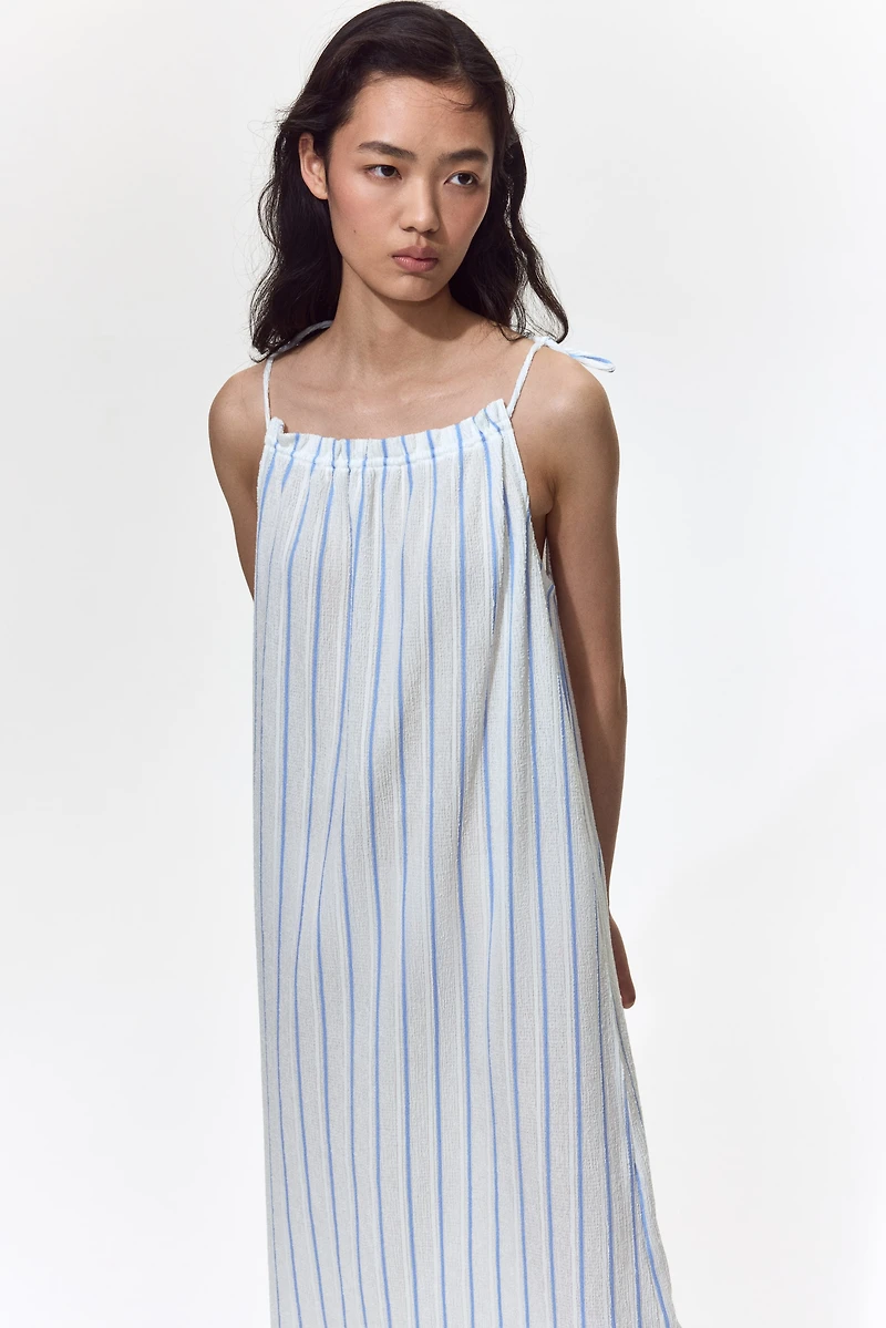 Robe froissée avec bretelles à nouer