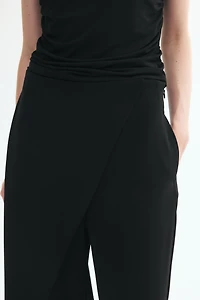 Pantalon en sergé avec détail croisé