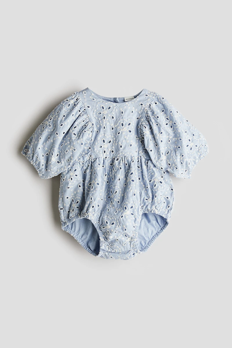 Barboteuse avec broderie anglaise