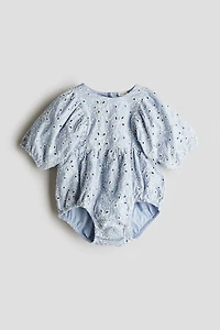Barboteuse avec broderie anglaise