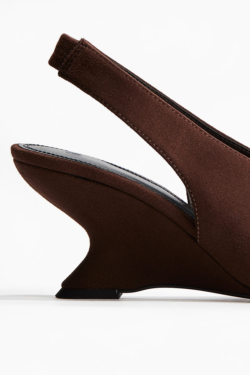 Escarpins à bride arrière avec talon compensé