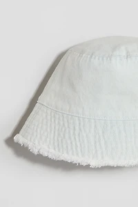 Chapeau en denim à bord frangé