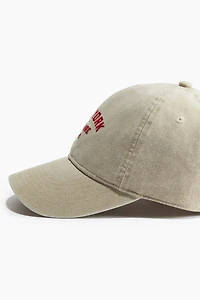 Casquette en sergé avec motif brodé
