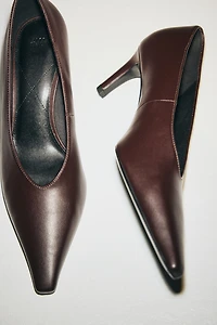 Pointed Pumps