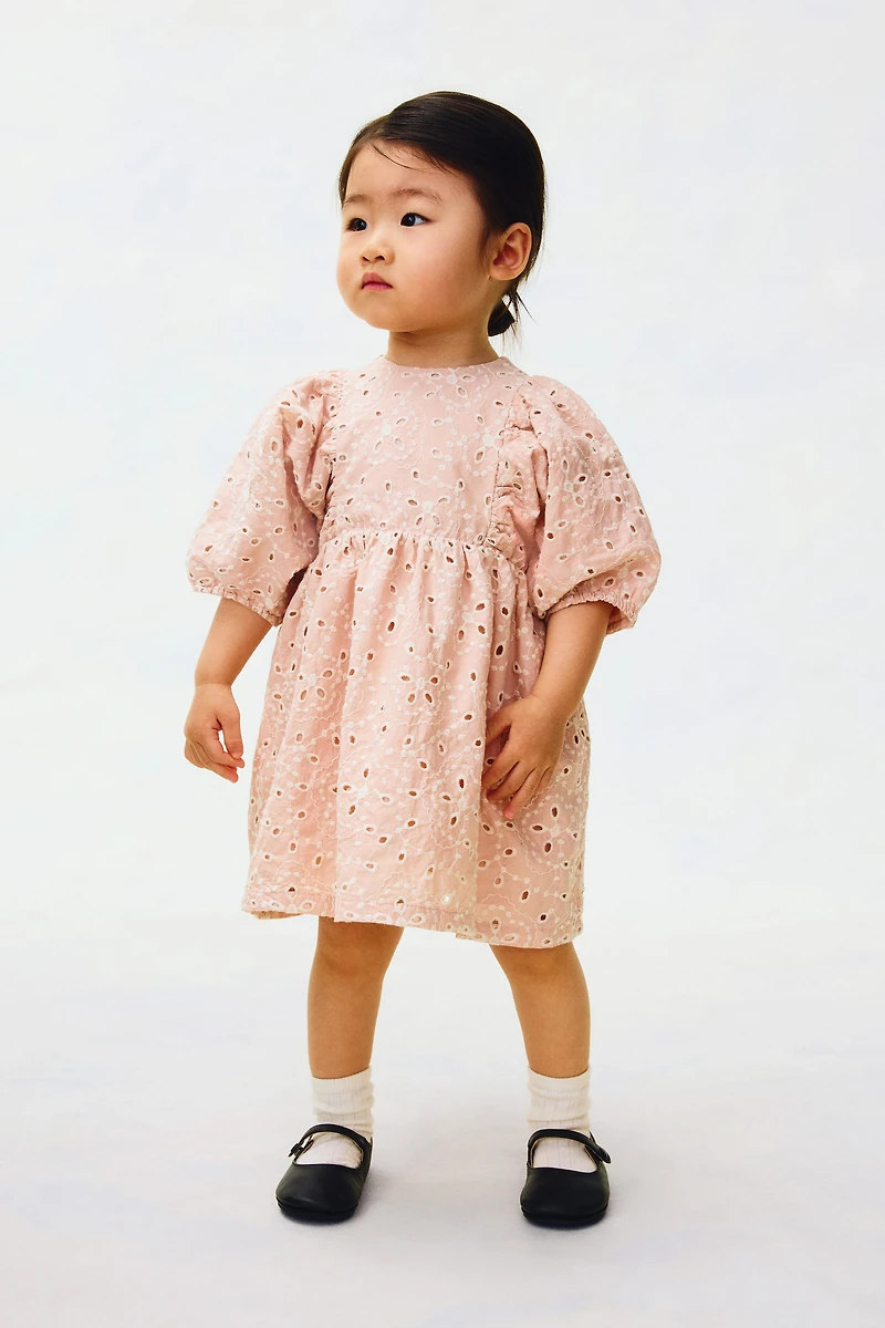 Robe en coton avec broderie anglaise
