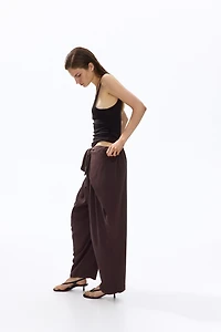 Pantalon à jambes tonneau avec détail nouer