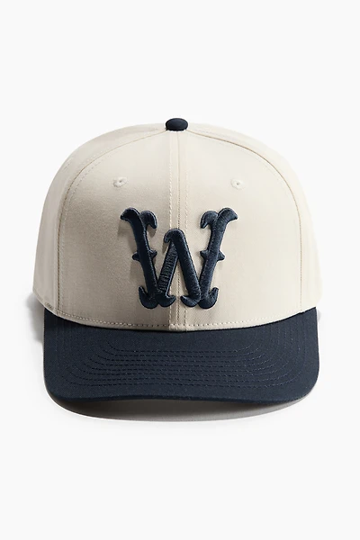 Casquette avec motif brodé