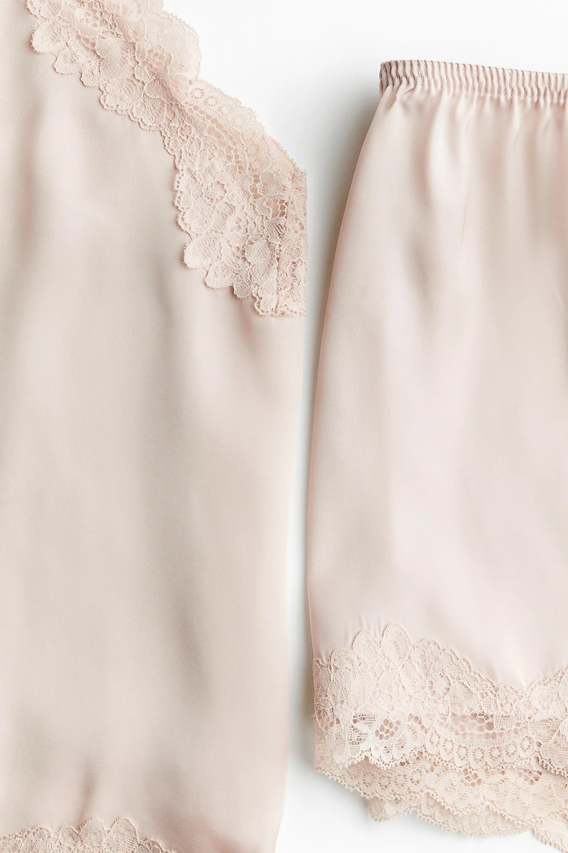 Pyjama en satin avec dentelle