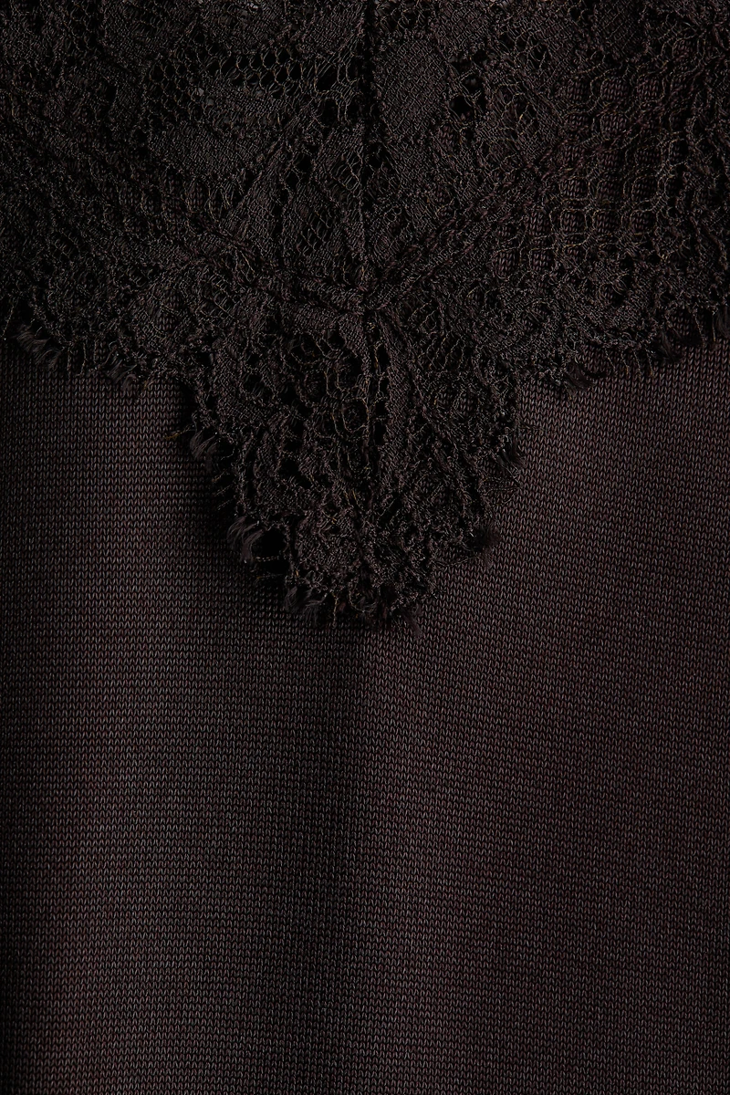 Robe à bretelles fines avec dentelle