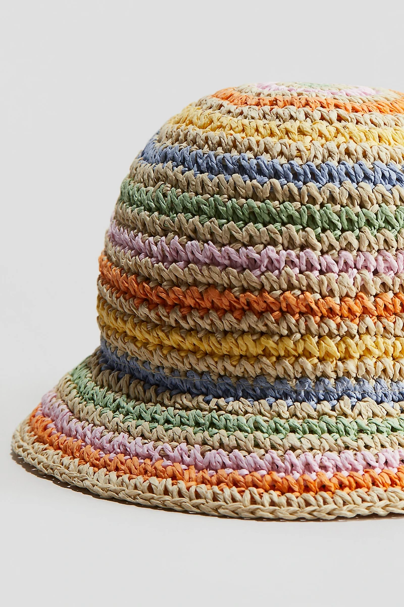 Chapeau de paille d'aspect fait au crochet