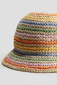 Chapeau de paille d'aspect fait au crochet
