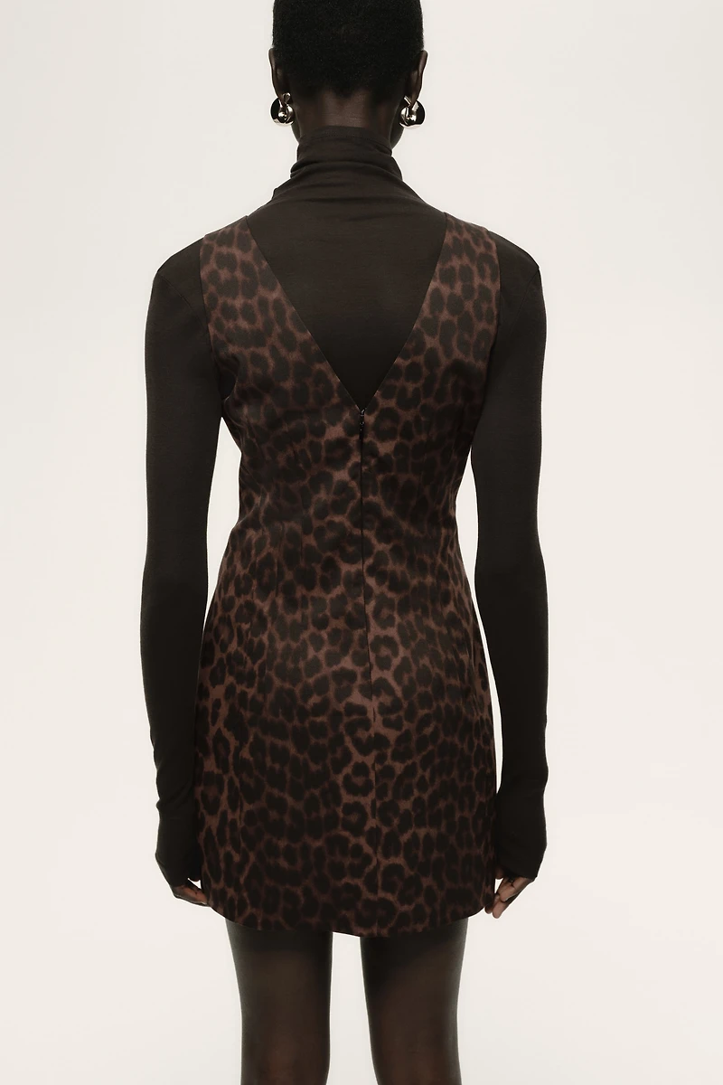 Robe cintrée à encolure en V