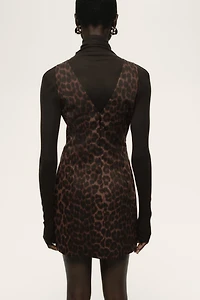 Robe cintrée à encolure en V