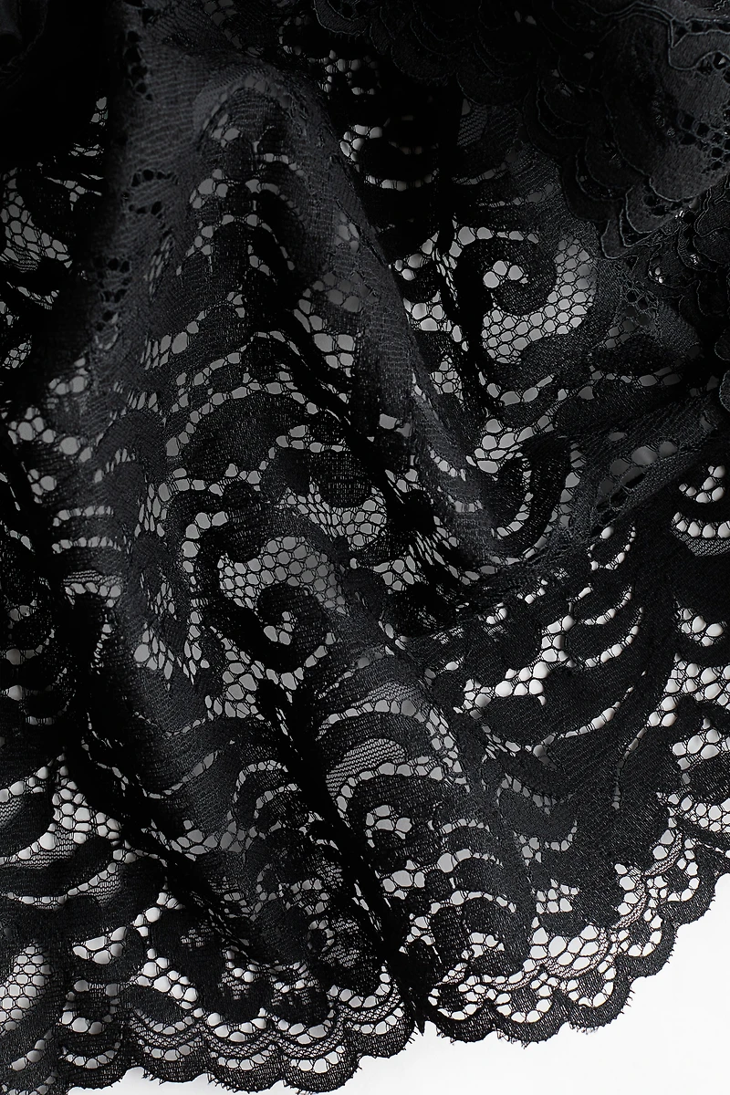 Robe en dentelle avec jupe évasée